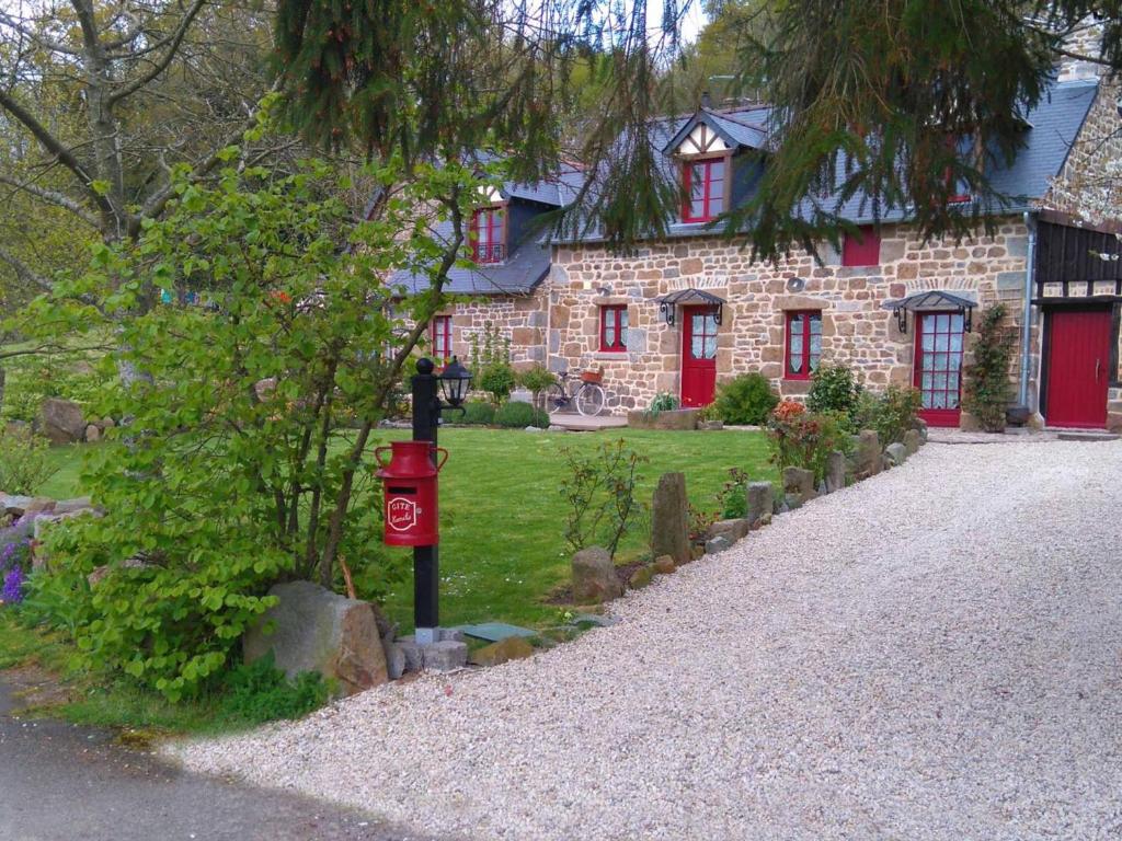 a brick house with a red mailbox in front of it at Gîte Athis-Val de Rouvre, 4 pièces, 6 personnes - FR-1-497-172 in Bréel