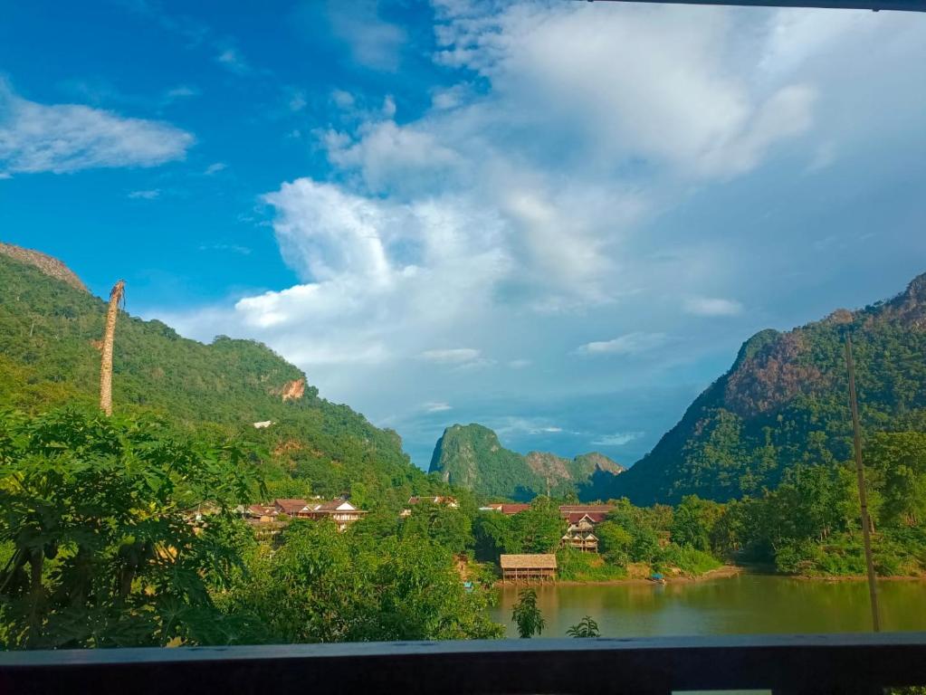 uma vista para um vale com um rio e montanhas em Khamphan Guesthouse em Nongkhiaw