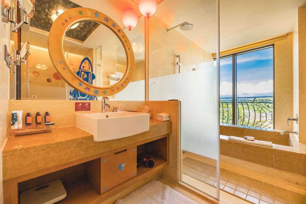 a bathroom with a sink and a mirror at E-DA Royal Hotel in Dashu