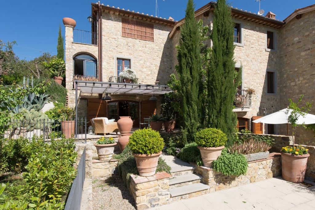 una casa con macetas delante de ella en Villa Nova by PosarelliVillas en Rosennano