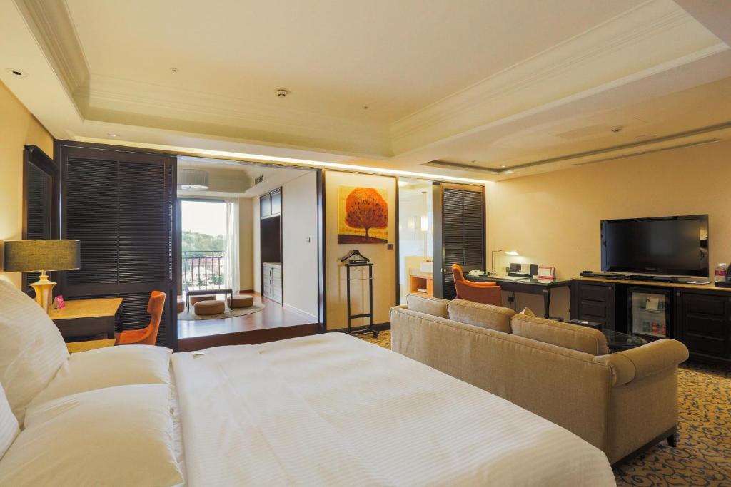 a hotel room with a bed and a television at E-DA Royal Hotel in Dashu