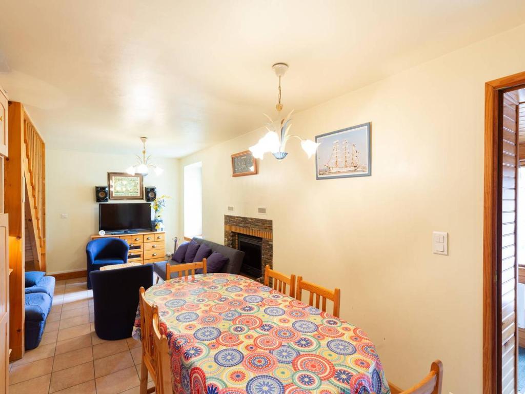 ein Wohnzimmer mit einem Tisch und einem Kamin in der Unterkunft Chalet Peyragudes, 4 pièces, 6 personnes - FR-1-695-38 in Germ