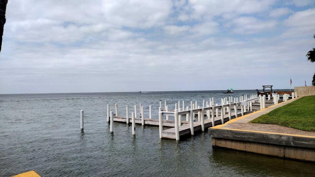 サウス・パドレ・アイランドにあるSandcastle 201B Condominium Condoの水中の桟橋