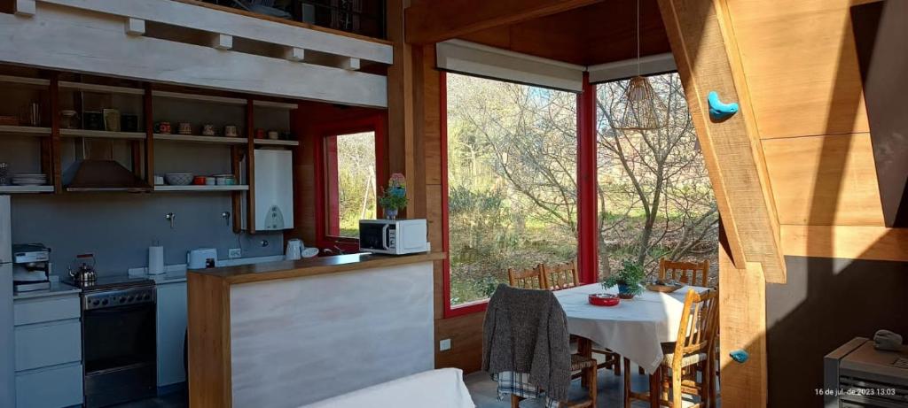 una pequeña cocina con mesa en una habitación en Jardines del Este en San Carlos de Bariloche