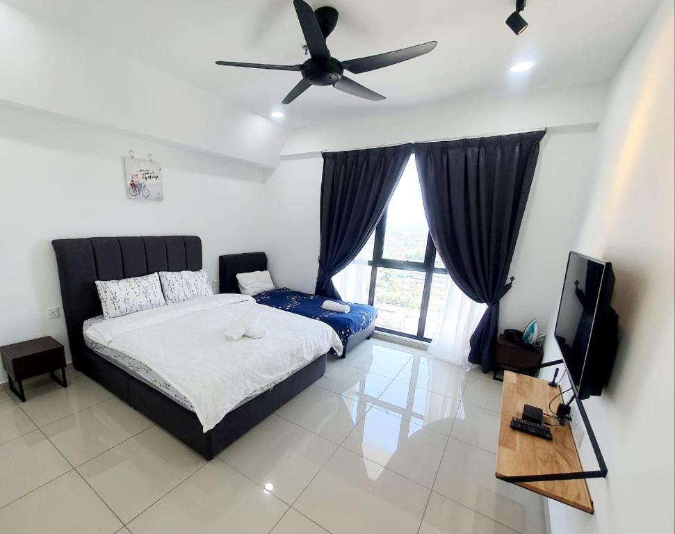 a bedroom with a bed and a ceiling fan at Lovely Studio 3 pax @Sky Condo Juru Sentral in Bukit Mertajam