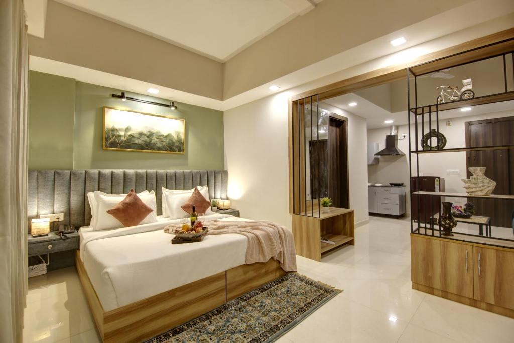 um quarto com uma cama grande e um espelho em Saltstayz Premier - Golf Course Extension Road em Gurgaon