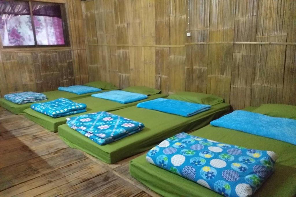 En eller flere senger på et rom på Doi PuMuen LAHU Homestay