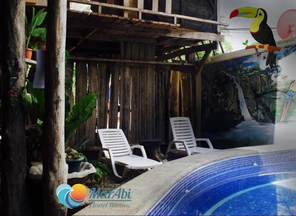Bazén v ubytování Hostel Rústico MarAbi nebo v jeho okolí