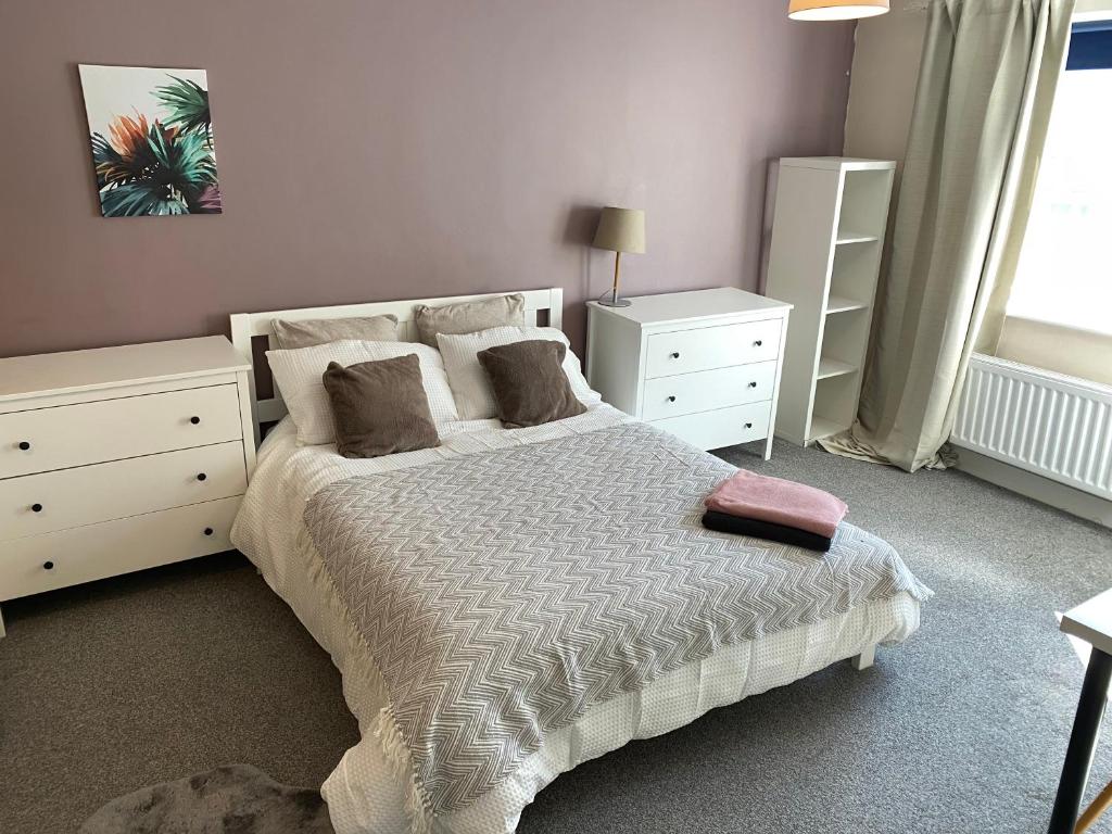 sypialnia z białym łóżkiem i białymi komodami w obiekcie City living apartment no3 w Bristolu