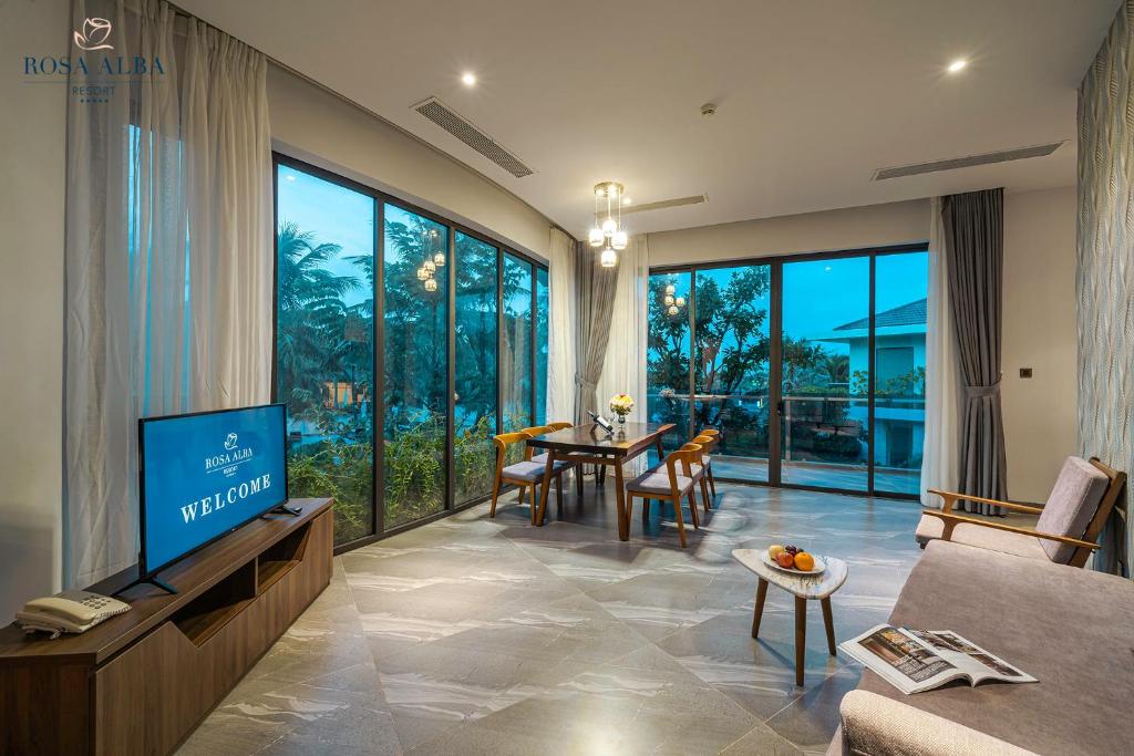 TV a/nebo společenská místnost v ubytování Rosa Alba Resort & Villas Tuy Hoa