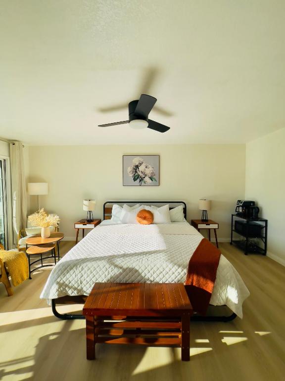 Master bedroom with Ensuite Bath AC, Balcony, King bed, Costa Mesa