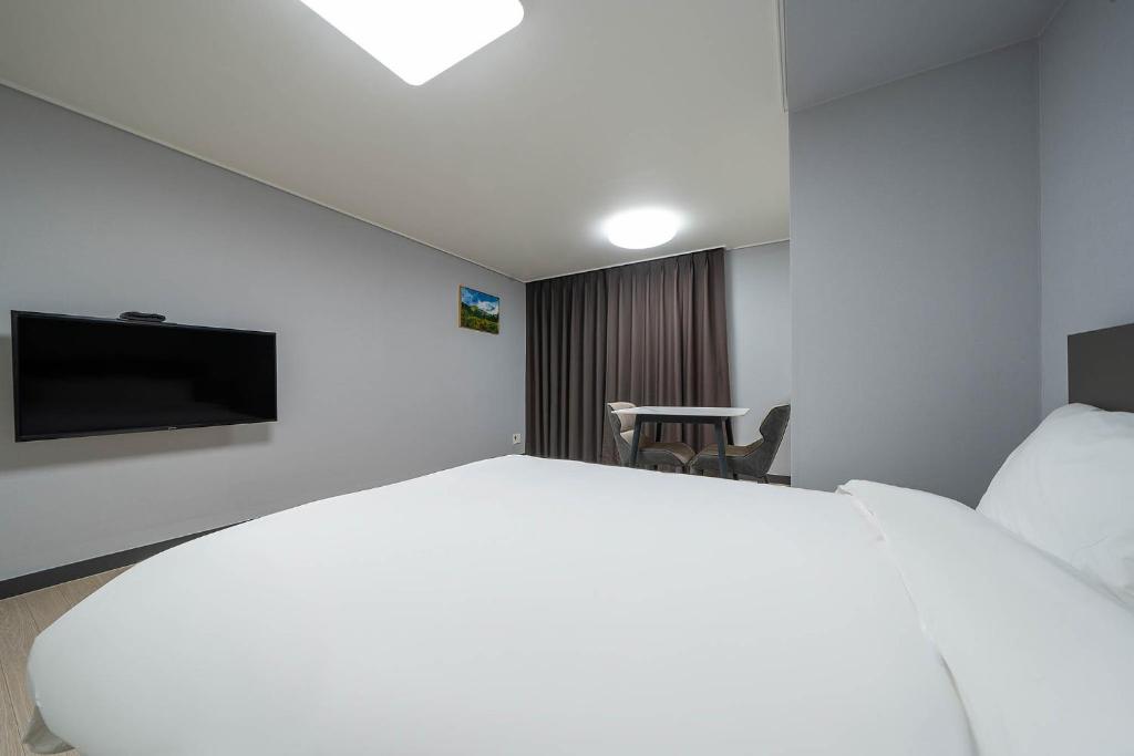 TV a/nebo společenská místnost v ubytování Myeongga Ubleth Hotel