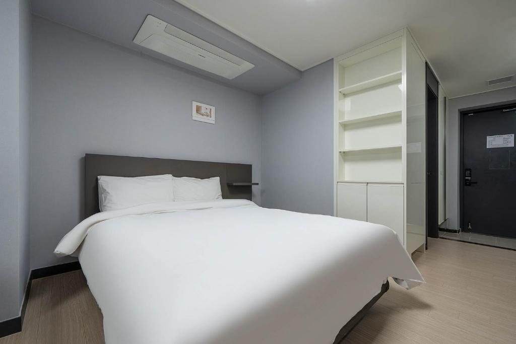 Postel nebo postele na pokoji v ubytování Myeongga Ubleth Hotel