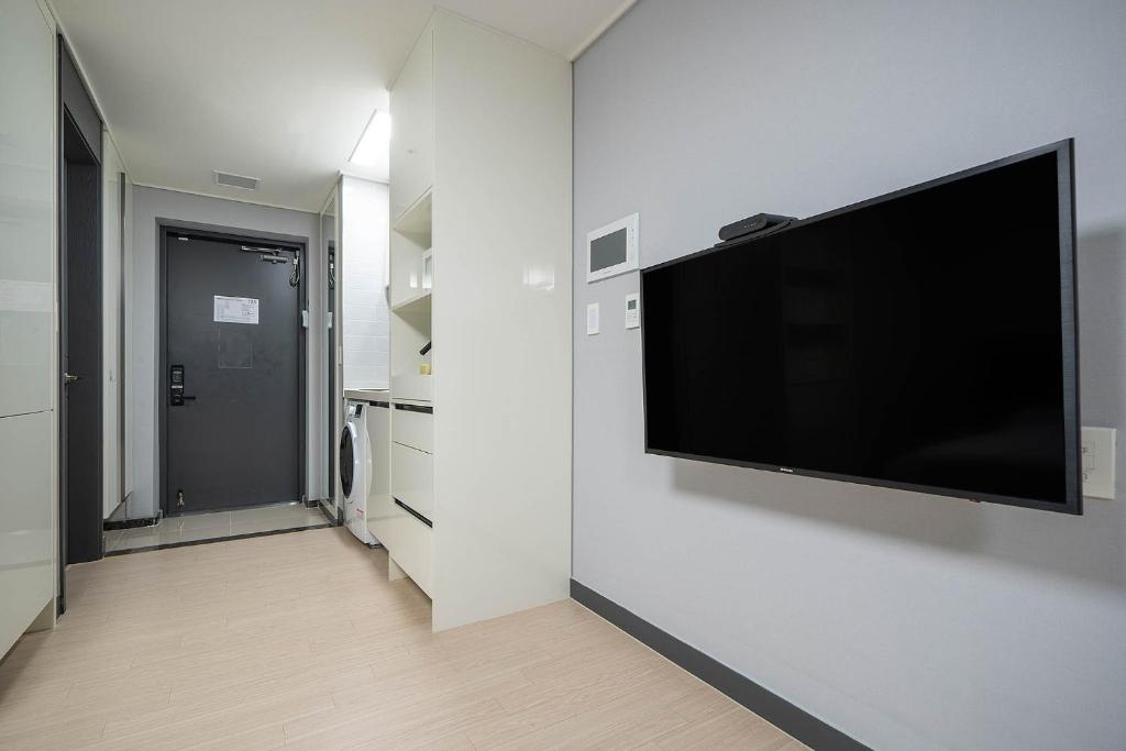 TV a/nebo společenská místnost v ubytování Myeongga Ubleth Hotel