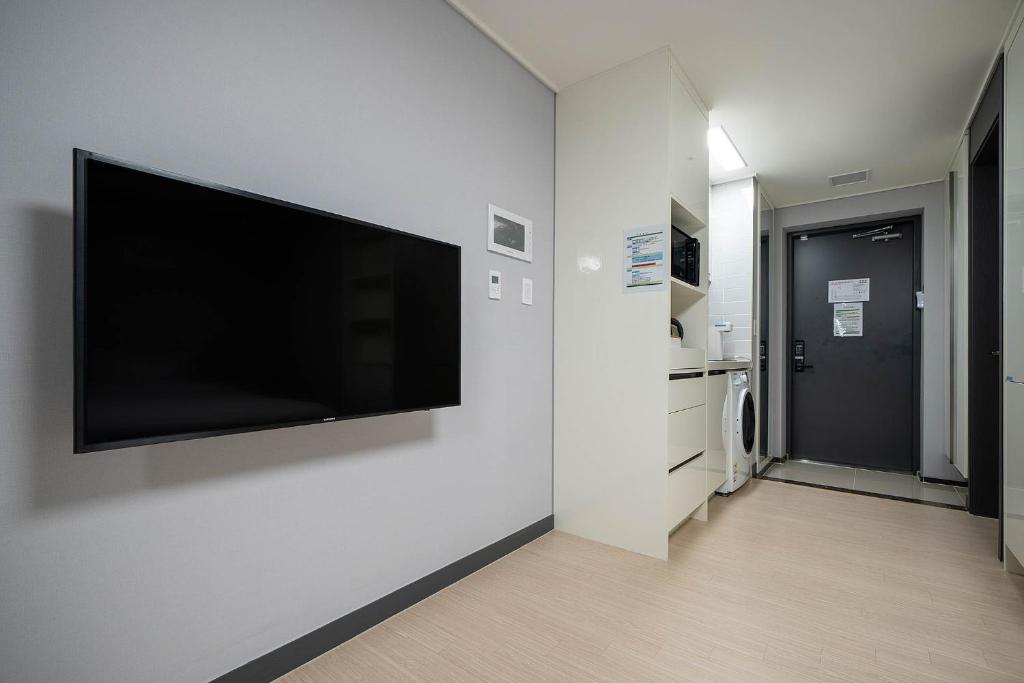 TV a/nebo společenská místnost v ubytování Myeongga Ubleth Hotel
