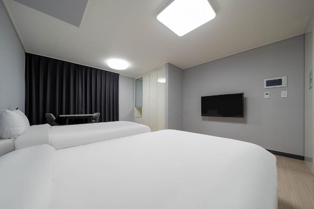 Postel nebo postele na pokoji v ubytování Myeongga Ubleth Hotel