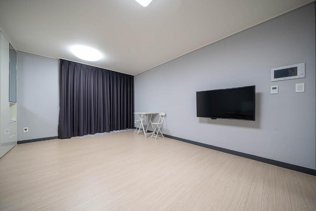 TV a/nebo společenská místnost v ubytování Myeongga Ubleth Hotel