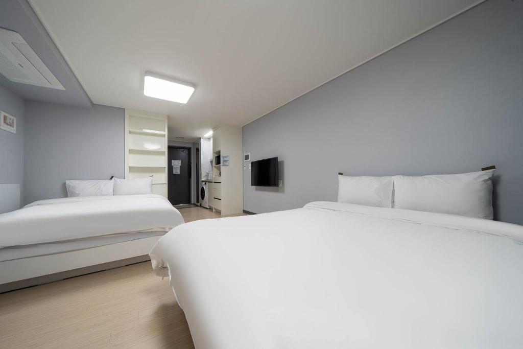 Postel nebo postele na pokoji v ubytování Myeongga Ubleth Hotel