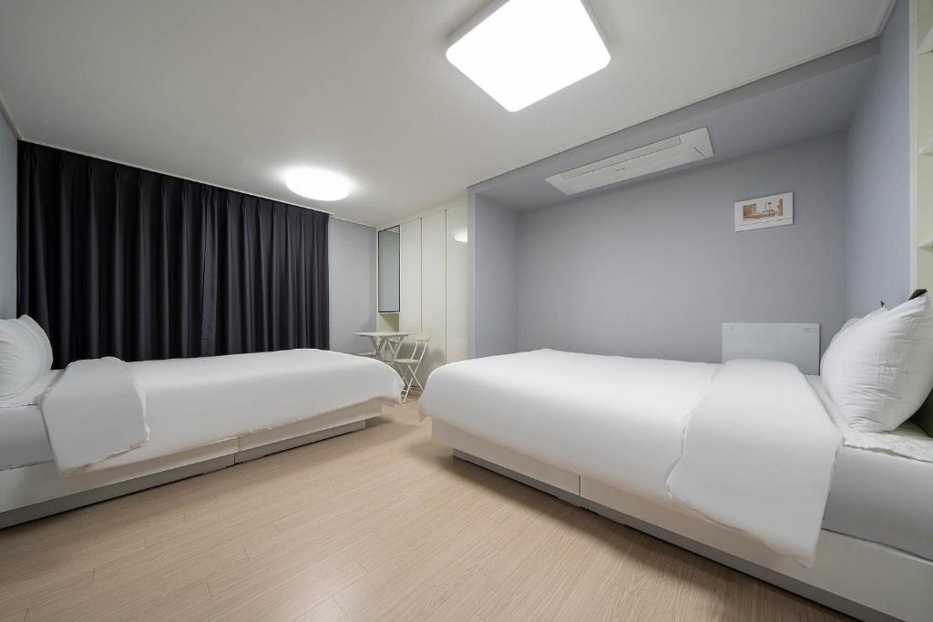 Postel nebo postele na pokoji v ubytování Myeongga Ubleth Hotel