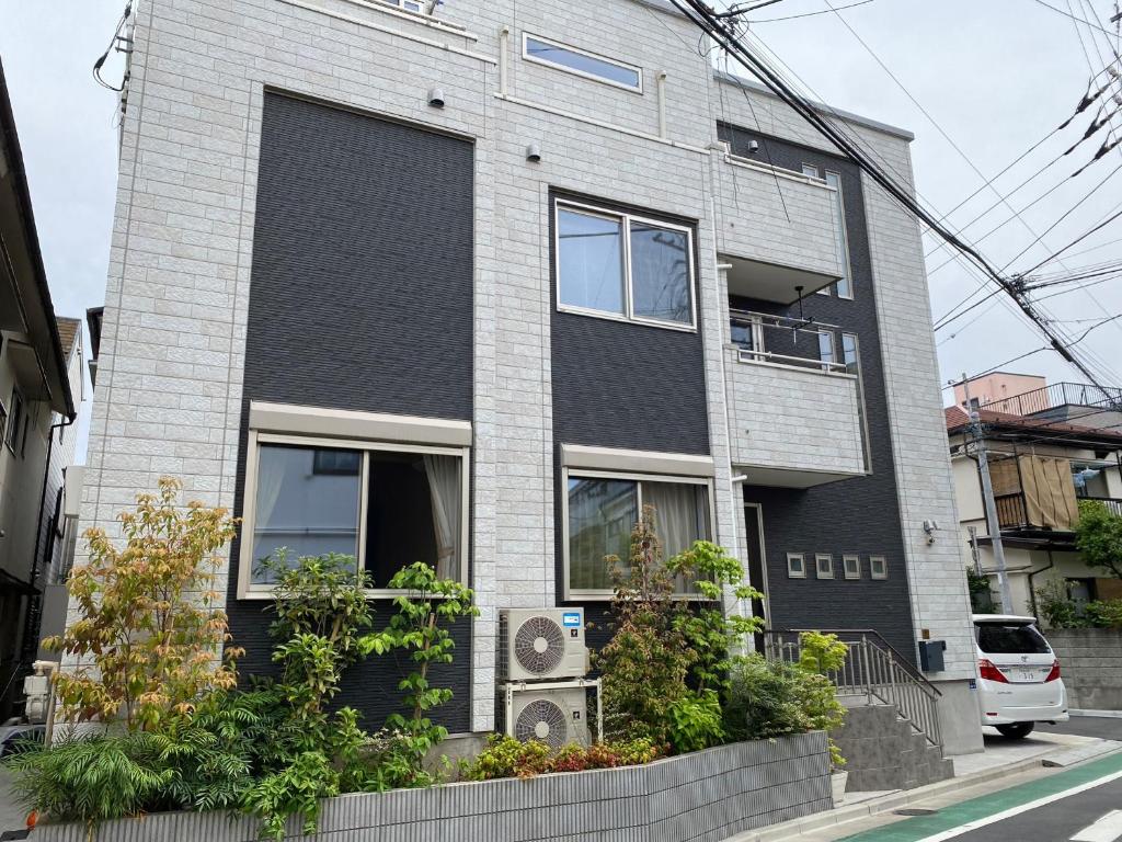 東京にある幸町HOUSEの黒灰色の外観の家