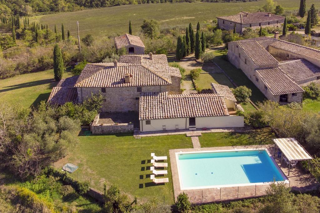 una vista aérea de una casa con piscina en La Palazzina - Happy Rentals, en Monteroni dʼArbia