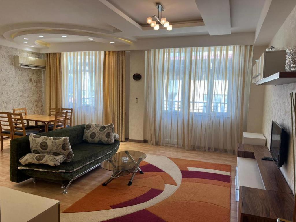 لابی و فضای عمومی Cozy apartment in the city center - تصویر ۵