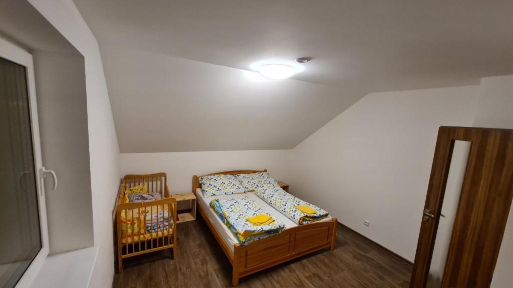 Postel nebo postele na pokoji v ubytování Apartmán Malá Valaška