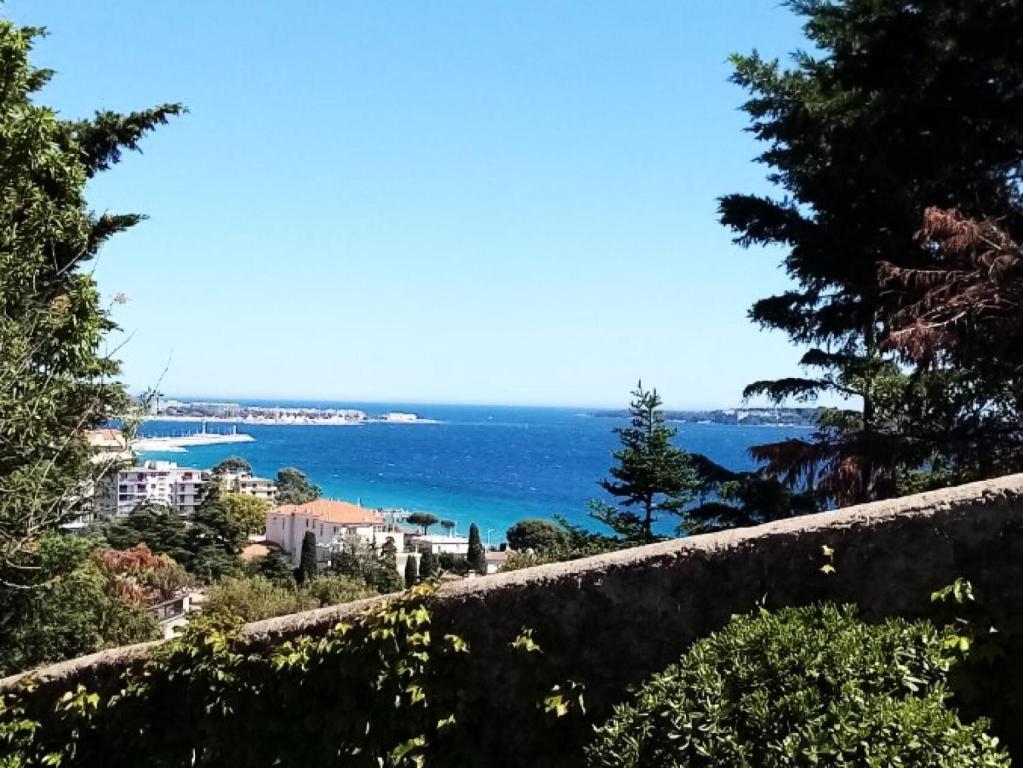 - une vue sur l'océan depuis une colline arborée dans l'établissement Résidence Cannes Villa Francia - maeva Home - Appartement 2 pièces 6 personnes avec vue mer - Sélection - super Home MAE-3641, à Cannes