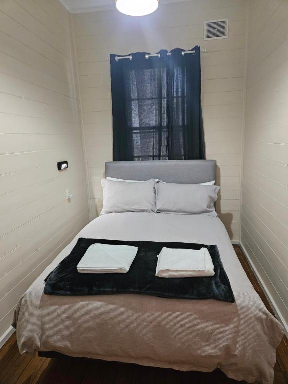 Postel nebo postele na pokoji v ubytování Lake Leake Inn