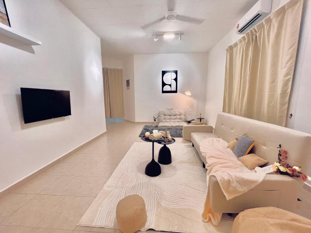 uma sala de estar com um sofá e uma televisão em HeySnowy Netflix & gated and guarded & Lotus em Keluang