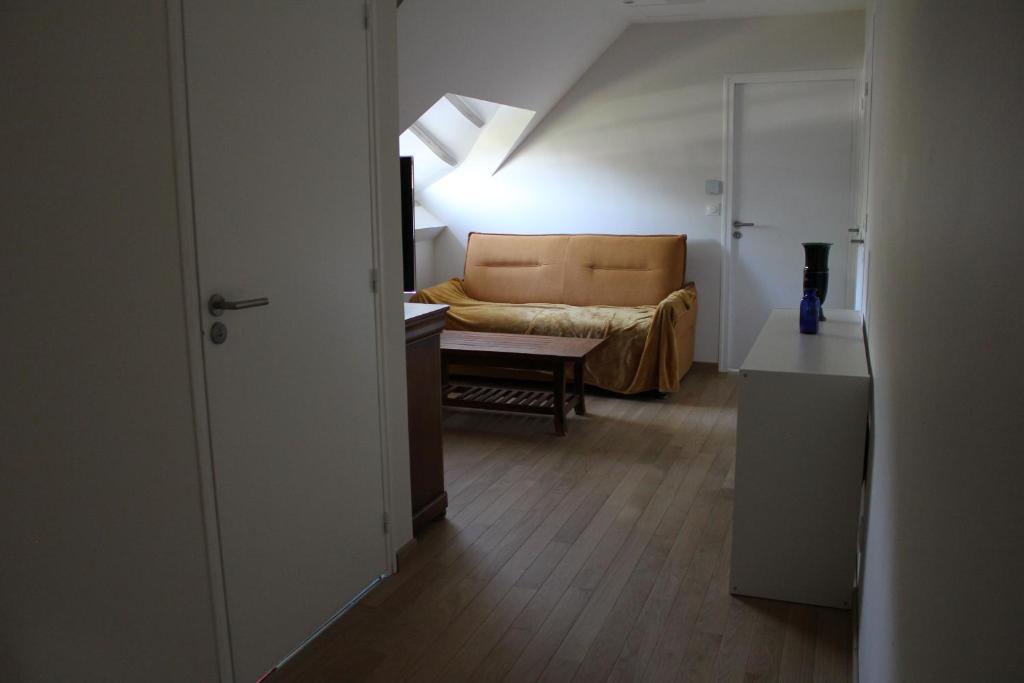 Zimmer mit Sofa und Bett in einem Zimmer in der Unterkunft La Pérenne in Pénestin