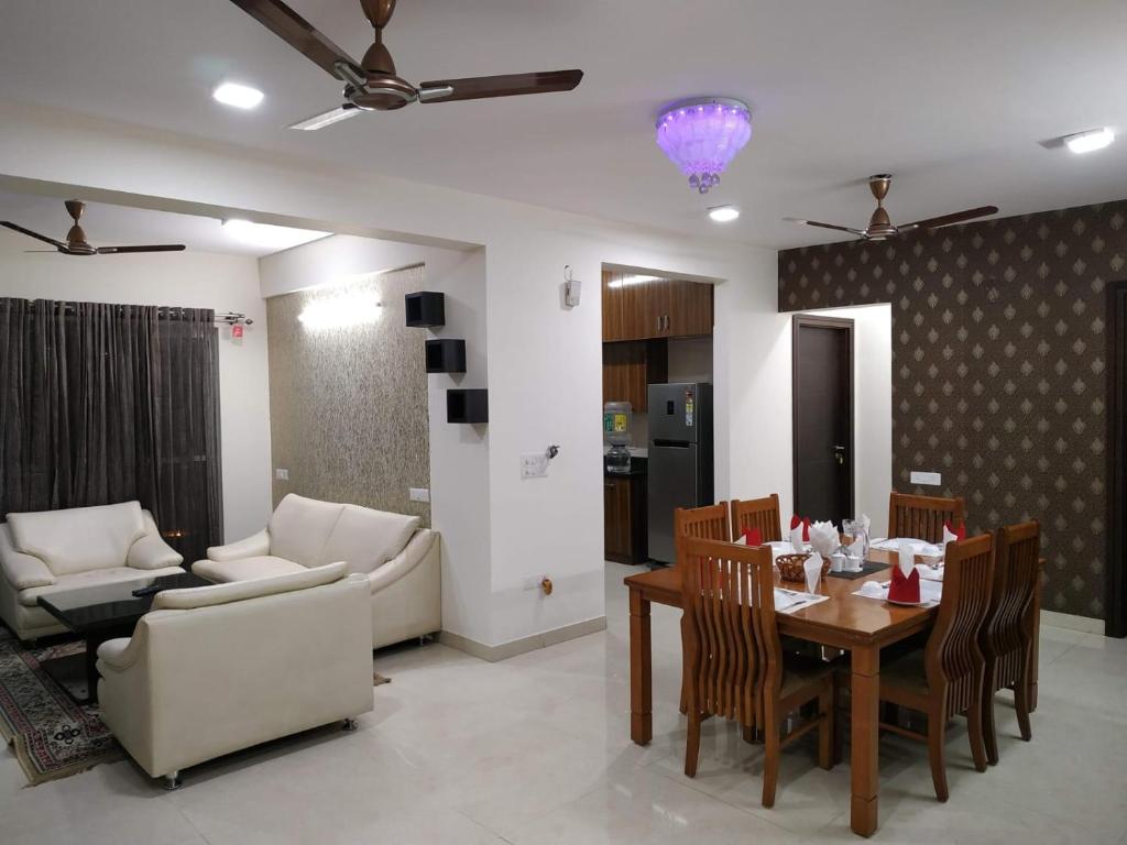 een eetkamer en een woonkamer met een tafel en stoelen bij Luxury 3BhK Service Apartment Manyata tech Park Hebbal in Bangalore