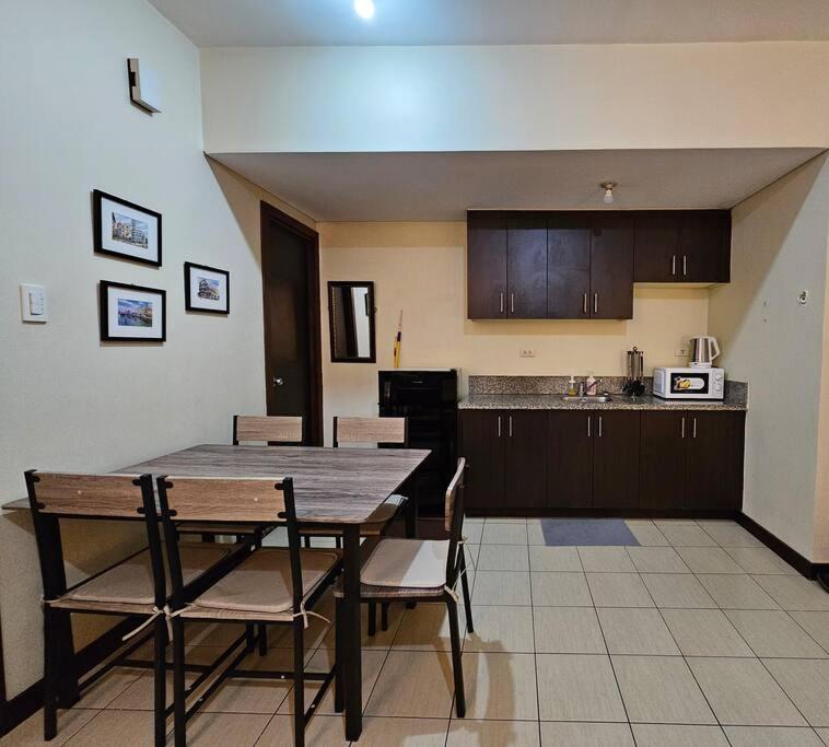 2BR Oasis in Makati San Lorenzo - Twee Slaapkamers Appartement