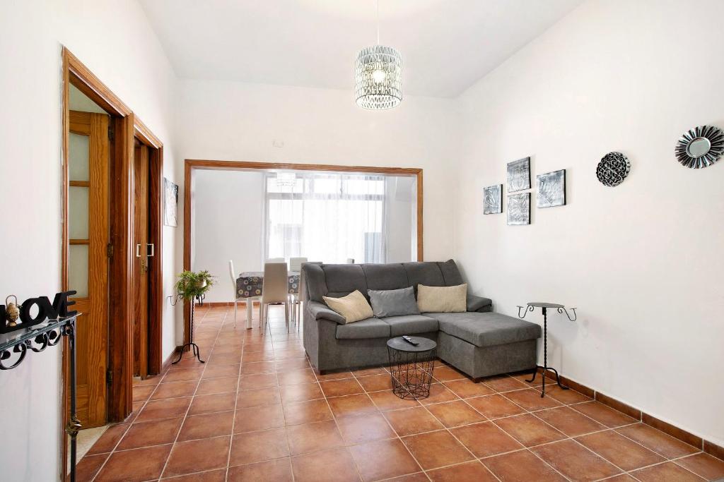 ein Wohnzimmer mit einem Sofa und einem Tisch in der Unterkunft Casa del Mar en Tacoronte in Tacoronte