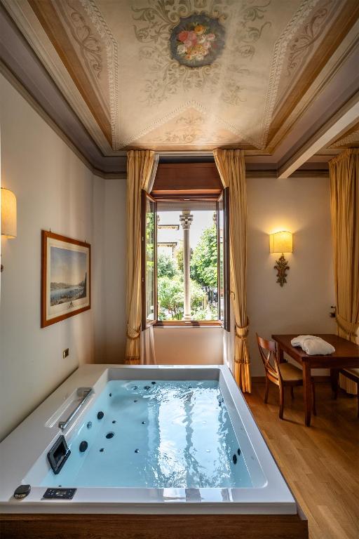 Bazén v ubytování Relais Le Felci Executive Suite Spa nebo v jeho okolí