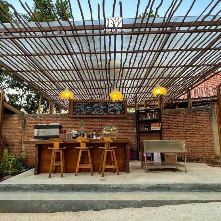 Een restaurant of ander eetgelegenheid bij Point of View Hotel & Resort Majalengka