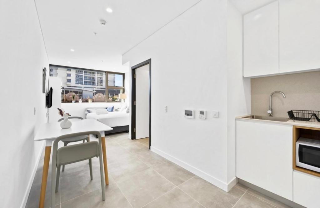 Arthur Hotel Bondi Junction no reception and house keeping no sofa bed - Resim 12