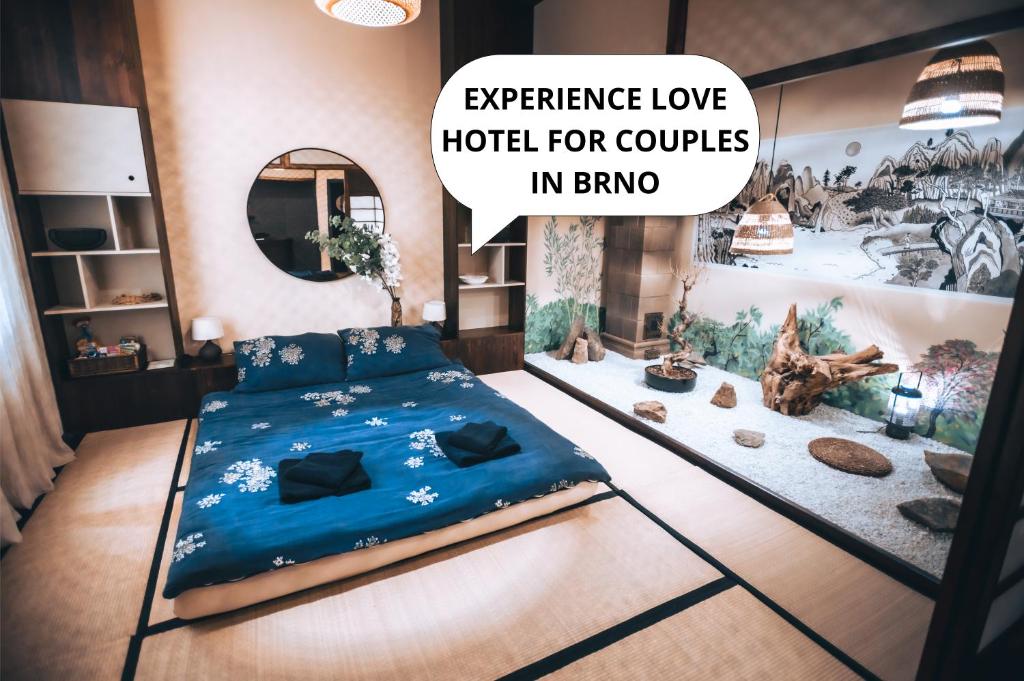 um quarto com uma cama azul num quarto com um dossel em OROOM Japan - Role Play For Couples in BRNO em Brno