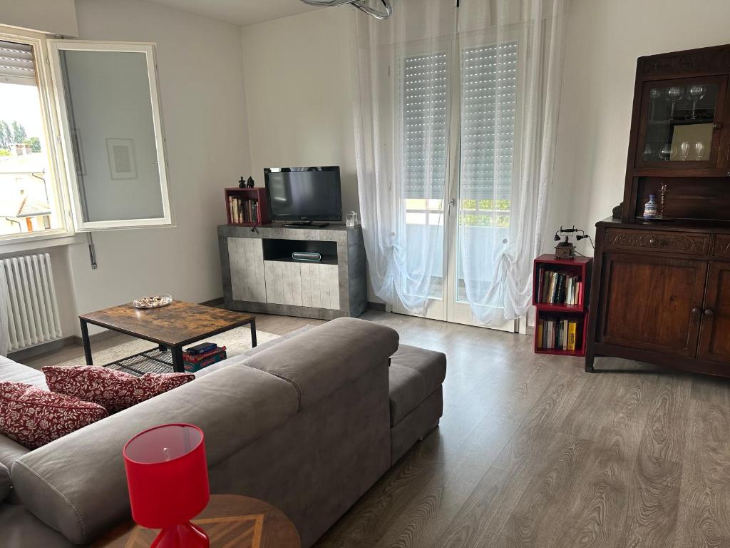 a living room with a couch and a tv at La casa di Emilio in Ponte San Nicolo
