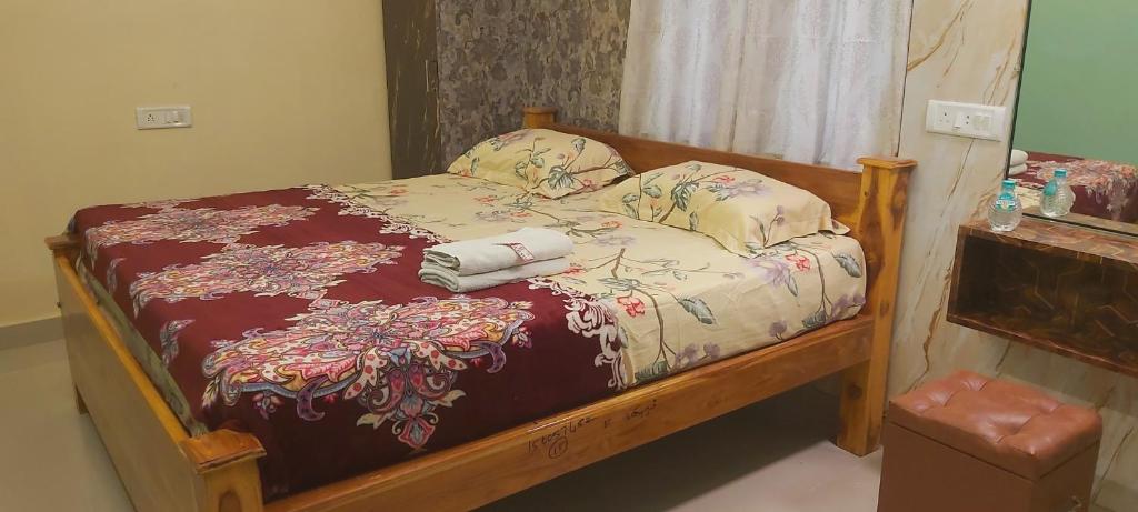 una camera con letto e struttura in legno di Mahalakshmi Home Stay a Kanchipuram