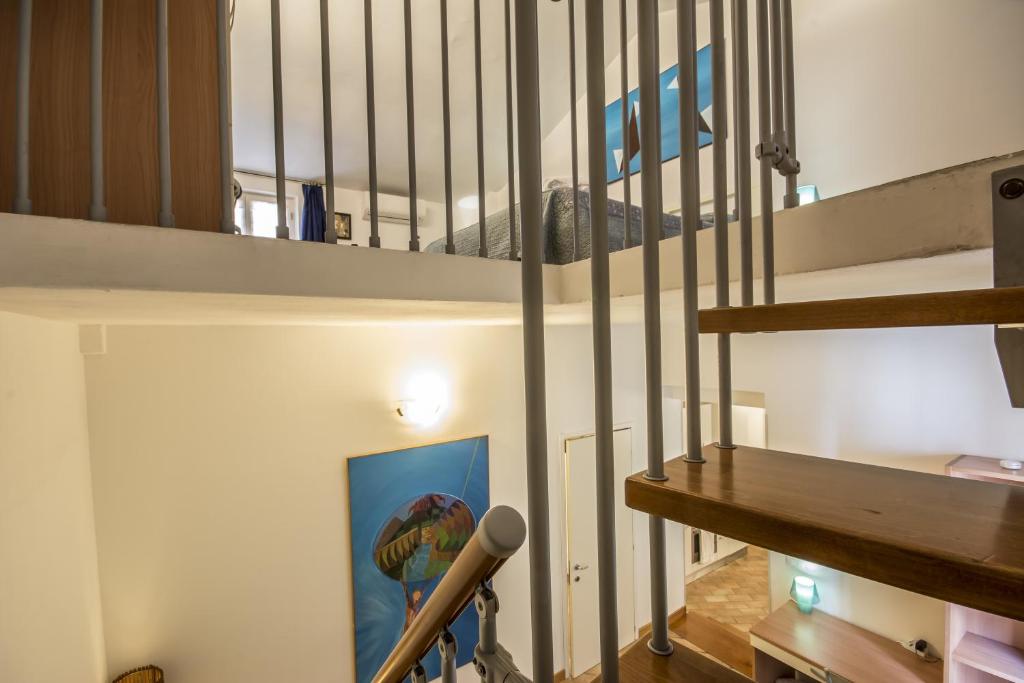 - un escalier dans une maison avec rampe d'escalier dans l'établissement GH Paradiso - Apartments, à Sienne