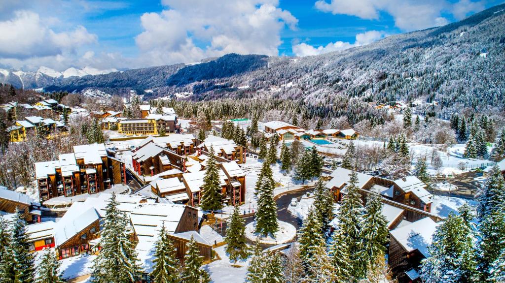 una vista aérea de una estación de esquí cubierta de nieve en Village Club Les Tavaillons, en Les Carroz d'Araches