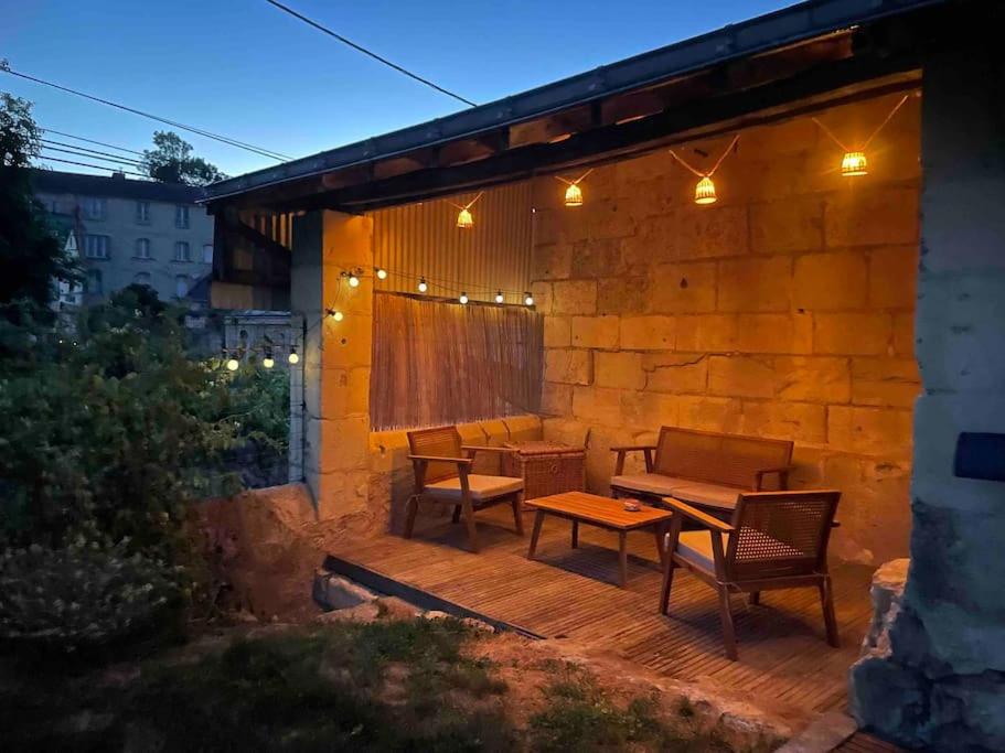 ソミュールにあるChez Juliette - Maison et jardin - bord de Loire à Saumurの木製デッキ(テーブル、椅子付)