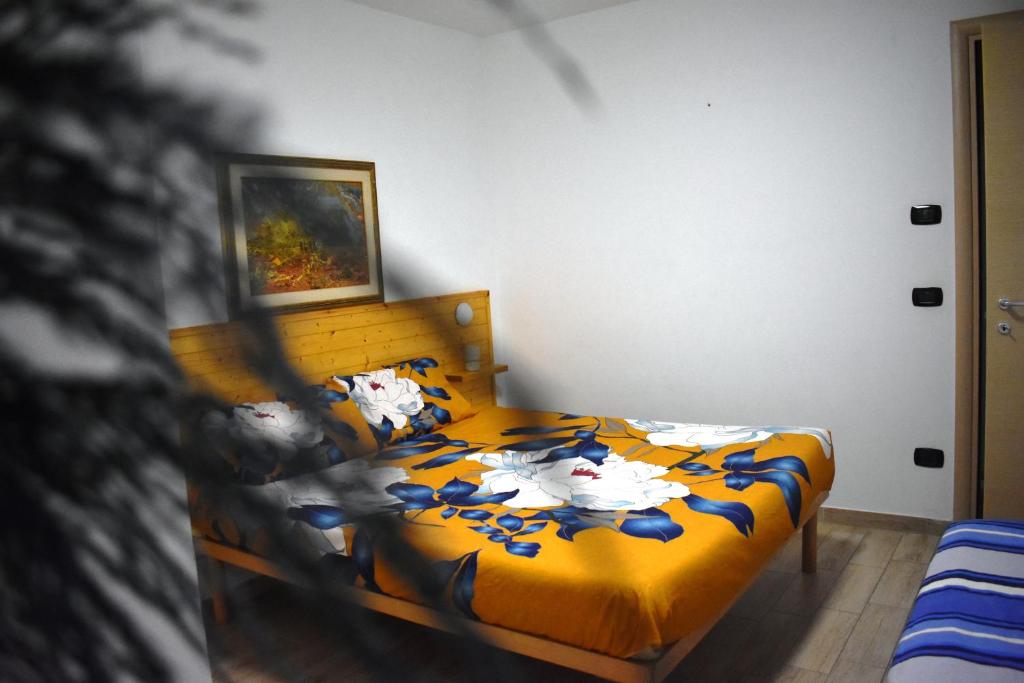 比謝列的住宿－Art Village Residence，卧室配有黄色的床,里面装满了动物