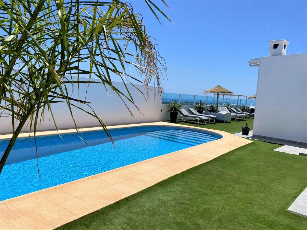 una piscina en una villa con vistas al océano en Costa Teguise 3 bed villa with sea view on the golf estate, en Teguise