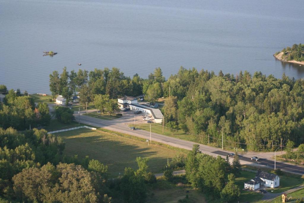uma vista aérea de uma ilha na água em Edgewater Motel and Campground em Temiskaming Shores
