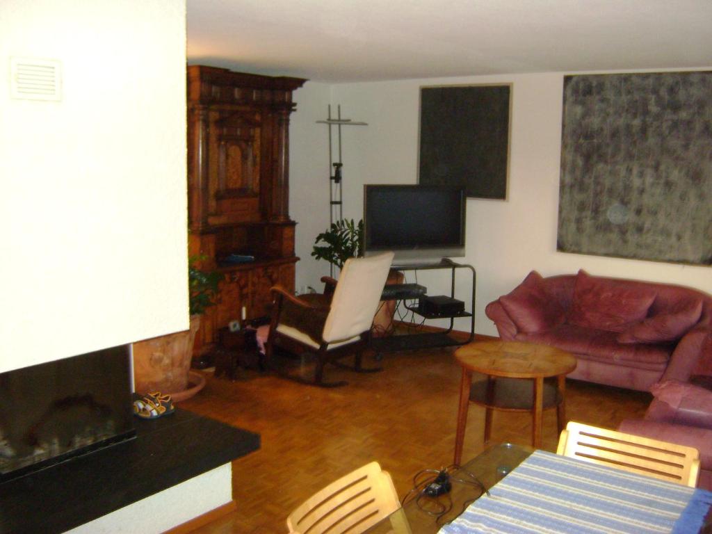 ein Wohnzimmer mit einem Sofa und einem Tisch in der Unterkunft GFM in Zürich