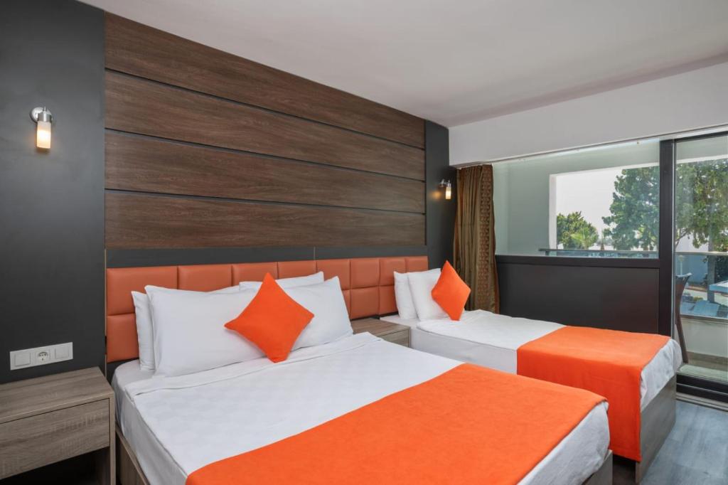 Postel nebo postele na pokoji v ubytování Maya World Didyma Hotel