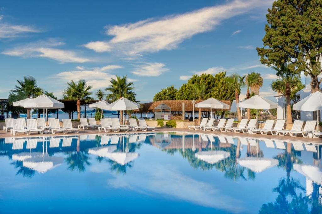 Bazén v ubytování Maya World Didyma Hotel nebo v jeho okolí