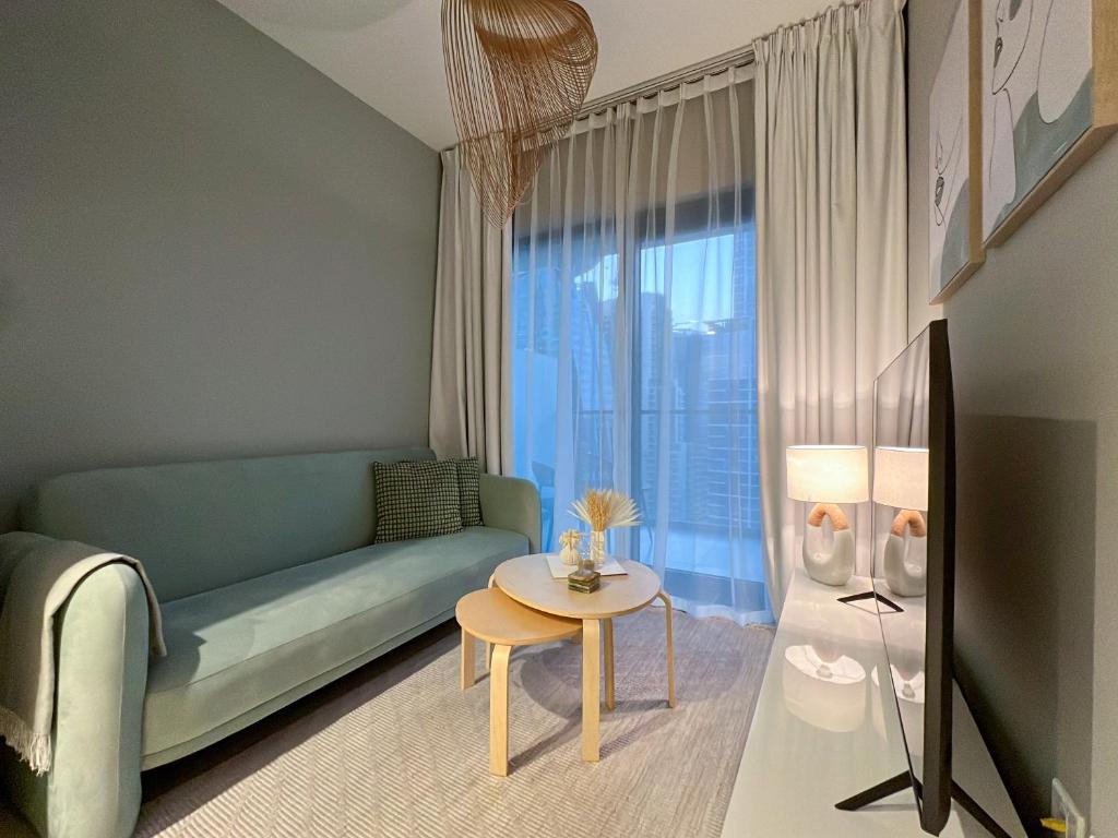 sala de estar con sofá y mesa en Business Bay - Near Metro Station - 1 Bedroom Apartments - Zada Tower - Keyrock HH en Dubái